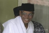 Anggota Dewan Pertimbangan Presiden (Watimpres) KH. Hasyim Muzadi tersenyum ketika menjalani perawatan di Rumah Sakit Lavalette, Malang, Jawa Timur, Senin (16/1). KH Hasyim Muzadi yang sakit sejak Jumat tanggal 6 Januari lalu tersebut kini kesehatannya makin membaik dan diperkirakan akan segera diperbolehkan pulang oleh tim dokter. dok Antara Jatim/Ari Bowo Sucipto/zk/17. 