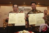 Kapolri Jenderal Pol Tito Karnavian (kiri) bersama Ketua Komnas HAM Imdadun Rahmat (kanan) menunjukan dokumen perjanjian Perlindungan Kebebasan Beragama dan Berkeyakinan di Indonesia pada acara Kongres Nasional Kebebasan Beragama dan Berkeyakinan di Jakarta, Kamis (16/3). Kongres yang diselenggarakan hasil kerja sama Komnas HAM dan Kedutaan Kanada tersebut mengambil tema Memperteguh Toleransi dan Komitmen Negara Dalam Melindungi Hak atas Kebebasan Beragama dan Berkeyakinan di Indonesia. ANTARA FOTO/Muhammad Adimaja/wdy/17.