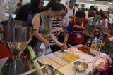 Pengunjung mengamati alat pengolahan makanan saat pameran kuliner 'Bali Interfood 2017' di Nusa Dua, Bali, Kamis (16/3). Pameran yang diikuti 110 peserta dari dalam dan luar negeri tersebut digelar guna mempromosikan berbagai kuliner Indonesia sekaligus mendorong pengembangan teknologi dalam industri produksi makanan dan minuman. ANTARA FOTO/Fikri Yusuf/wdy/17