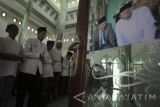 Sejumlah santri melaksanakan Salat Ghaib yang dilanjutkan doa bersama di Ponpes Nurul 'Ulum Blitar, Jawa Timur, Kamis (16/3). Salat Ghaib dan doa bersama para santri tersebut untuk mendoakan arwah almarhum KH. Hasyim Muzadi. Antara Jatim/Irfan Anshori/zk/17