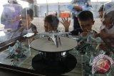 Murid TK melihat miniatur pesawat tempur TNI AU pada pameran dirgantara, di Lanud Soewondo, Medan, Sumatera Utara, Kamis (16/3). Pameran tersebut, dalam rangka Bulan Dirgantara 2017 sekaligus menyambut HUT ke 71 TNI AU. ANTARA SUMUT/Irsan Mulyadi/17