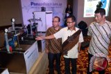 Kepala Cabang Medan PT Panasonic Gobel Indonesia, Budiman Sinaga (kiri) bersama Produk Marketing Waterpump PT Panasonic Gobel Indonesia, Rawenda (tengah) dan Advisor Produk Marketing PT Panasonic Gobel Indonesia, Yasuhiro Kawasaki (kanan) melihat pompa air Panasonic GA-126 JAK yang baru diluncurkan, di Medan, Sumatera Utara, Kamis (16/3). Pompa air Panasonic GA-126 JAK diharapkan dapat menjawab kebutuhan masyarakat yang hemat energi. ANTARA SUMUT/Irsan Mulyadi/17