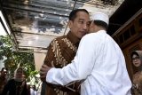 Presiden Joko Widodo (kiri) menyapa pengasuh Ponpes Bahrul Maghfiroh Gus Lukman Al Hakim (kanan) ketika menjenguk KH. Hasyim Muzadi di Kompleks Ponpes Al Hikam, Malang, Jawa Timur (15/3). Presiden Joko Widodo telah menjenguk anggota Dewan Pertimbangan Presiden Hasyim Muzadi dengan mendoakan agar sesepuh NU itu segera sembuh. Antara Jatim/Dicky Bisinglasi/Pool/zk/17 