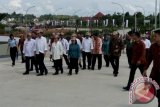 Presiden Joko Widodo meresmikan Pos Lintas Batas Negara (PLBN) terpadu Indonesia - Malaysia di Kecamatan Badau wilayah Kapuas Hulu Kalimantan Barat. (Foto Antara Kalbar / Timotius)