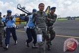 Prajurit TNI AU memaksa turun pilot pesawat tempur saat simulasi force down dalam Latihan Operasi bersandi Elang Gesit 2017 di Lanud Iswahjudi, Magetan, Jawa Timur, Rabu (15/3/2017). Dalam latihan tersebut diskenariokan ada pesawat tempur asing melanggar wilayah hingga berada di atas udara Bawean, sehingga dipaksa turun (force down) dan dilakukan interogasi. (ANTARA FOTO/Siswowidodo)