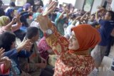 Perawat memberi contoh prosedur/cara membersihkan tangan yang benar dan sehat di ruang tunggu pasien poli rawat jalan RSUD dr Iskak, Tulungagung, Jawa Timur, Jumat (17/3). Kampanye kesehatan melalui program sosialisasi lima langkah tata cara membersihkan tangan dengan benar di kalangan pasien, keluarga pasien, serta siswa sekolah itu digelar dalam rangka memperingati Hari Perawat Nasional ke-43 dan Hari Cuci Tangan se-Dunia. Antara Jatim/Destyan Sujarwoko/zk/17