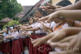 Siswa mempraktekkan tata cara mencuci tangan secara benar dan sehat saat digelarnya sosialisasi memperingati Hari Cuci Tangan se-Dunia di SDN Kepatihan, Tulungagung, Jawa Timur, Jumat (17/3). Kampanye kesehatan melalui program sosialisasi lima langkah tata cara membersihkan tangan dengan benar di kalangan pasien, keluarga pasien, serta siswa sekolah itu digelar dalam rangka memperingati Hari Perawat Nasional ke-43 dan Hari Cuci Tangan se-Dunia. Antara Jatim/Destyan Sujarwoko/zk/17