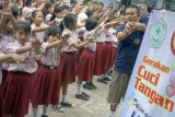 Siswa mempraktekkan tata cara mencuci tangan secara benar dan sehat saat digelarnya sosialisasi memperingati Hari Cuci Tangan se-Dunia di SDN Kepatihan, Tulungagung, Jawa Timur, Jumat (17/3). Kampanye kesehatan melalui program sosialisasi lima langkah tata cara membersihkan tangan dengan benar di kalangan pasien, keluarga pasien, serta siswa sekolah itu digelar dalam rangka memperingati Hari Perawat Nasional ke-43 dan Hari Cuci Tangan se-Dunia. Antara Jatim/Destyan Sujarwoko/zk/17