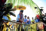 Kepala Staf Angkatan Udara (KASAU), Marsekal Hadi Tjahjanto (kiri) menjalani prosesi adat Dayak yaitu menebas palang pintu saat tiba di Lanud Supadio, Kabupaten Kubu Raya, Kalbar, Kamis (16/3). Dalam kunjungan kerjanya tersebut, Marsekal Hadi Tjahjanto memantau perkembangan Lanud Supadio dari seluruh sektor Alusista, baik dari pesawat tempur, persenjataan, oerlikon dan pesawat tanpa awak. ANTARA FOTO/Jessica Helena Wuysang/17