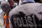 Tersangka kepala desa yang tertangkap tangan kasus pungutan liar dalam pengurusan sertifikat tanah ditunjukkan saat gelar rilis di Polresta Sidoarjo, Jawa Timur, Jumat (17/3). Satreskrim dan Tim Saber Pungli Polres Sidoarjo berhasil mengungkap kasus pungutan liar dalam pengurusan setifikat tanah dengan barang bukti kwuitansi  hasil pemungutan liar sebesar Rp250 juta yang dilakukan oleh kepala desa Semambung, Sidoarjo. Antara Jatim/Umarul Faruq/zk/17