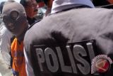 Tersangka kepala desa yang tertangkap tangan kasus pungutan liar dalam pengurusan sertifikat tanah ditunjukkan saat gelar rilis di Polresta Sidoarjo, Jawa Timur, Jumat (17/3/2017). Satreskrim dan Tim Saber Pungli Polres Sidoarjo berhasil mengungkap kasus pungutan liar dalam pengurusan setifikat tanah dengan barang bukti kuitansi hasil pemungutan liar sebesar Rp260 juta yang dilakukan oleh kepala desa Semambung, Sidoarjo. (ANTARA FOTO/Umarul Faruq)