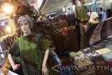 Pengunjung melihat baju batik etnik bergaya tunik yang dipajang dalam Pameran Batik Fashion di Malang, Jawa Timur, Jumat (17/3). Dalam pameran yang berlangsung selama empat hari tersebut para pengrajin batik sengaja menampilkan baju batik etnik bergaya tunik yang sedang digemari masyarakat dalam tiga bulan terakhir. Antara Jatim/Ari Bowo Sucipto/zk/17.