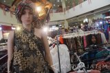 Pengunjung melihat baju batik etnik bergaya tunik yang dipajang dalam Pameran Batik Fashion di Malang, Jawa Timur, Jumat (17/3). Dalam pameran yang berlangsung selama empat hari tersebut para pengrajin batik sengaja menampilkan baju batik etnik bergaya tunik yang sedang digemari masyarakat dalam tiga bulan terakhir. Antara Jatim/Ari Bowo Sucipto/zk/17.