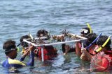 Sejumlah mahasiswa belajar menanam terumbu karang di Pantai Bangsring, Banyuwangi, Jawa Timur, Sabtu (18/3). Kegiatan edukasi yang dilakukan nelayan setempat tersebut bertujuan untuk mensosialisasikan konservasi kepada mahasiswa sehingga ekosistem laut tetap terjaga. ANTARA FOTO/Budi Candra Setya/wdy/17.