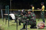 Sejumlah prajurit TNI mengikuti Kejuaraan Menembak Kostrad kategori menembak senapan di Lapangan tembak Prakasa Shooting Club Divif 1 Kostrad Cilodong, Depok, Jawa Barat, Sabtu (18/3). Kejuaraan menembak yang diikuti prajurit TNI, Polri, maupun peserta umum dengan melombakan kategori menembak eksekutif pistol, pistol presisi, IPSC Level II dan senapan tersebut dalam rangka memeriahkan HUT ke-56 Kostrad. (ANTARA FOTO/Indrianto Eko Suwarso).