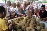 Sejumlah pengunjung memilih durian dalam festival durian khas Kabupaten Pasuruan (Kakap) di kawasan komplek pasar wisata Chenghoo Pandaan, Pasuruan, Jawa Timur, Minggu (19/3). Festival durian khas Kabupaten Pasuruan (Kakap) tersebut bertujuan untuk mempromosikan poteni buah durian yang menjadi salah satu ikon buah khas Kabupaten Pasuruan. Antara Jatim/Umarul Faruq/zk/17