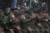 Sejumlah prajurit Skuadron Udara 400 meneriakkan yel-yel prajurit saat peringatan HUT ke-58 Wing Udara 1 Puspenerbal di Mako Wing Udara 1 Puspenerbal Juanda Surabaya di Sidoarjo, Jawa Timur, Minggu (19/3). Kegiatan tersebut untuk memperingati HUT ke-58 Wing Udara 1 Puspenerbal. Antara jatim/Umarul Faruq/zk/17 