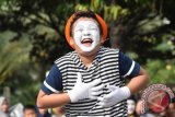 Seorang pemain pantonim menampilkan drama teater dalam rangka perayaan Hari Pantonim Sedunia di Kawasan Bundara Hotel Senayan, Jakarta, Minggu (19/3). Pentas yang diikuti oleh komunitas pantonim se-Jabodetabek ini sebagai kampanye kepada masyarakat untuk mengenalkan lebih jauh pantonim di Indonesia. ANTARA FOTO/ Atika Fauziyyah/wdy/ 17.