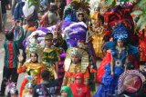 Ribuan warga Banjarmasin mengikuti Parade pakai Sasirangan di Jalan Piare Tendean, Minggu pagi (19/3) dalam Parade Sasirangan 2017 yang digelar oleh Dekranasda Banjarmasin.(Foto Antaranews Kalsel/Sukarli)