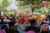 Para penari ikut menghibur diacara Banjarmasin Sasirangan Festival 2017 di panggung siring Sungai Martapura di Jalan Piare Tendean, Minggu (19/3). (Foto Antaranews Kalsel/Sukarli)