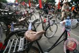 Sejumlah peserta mengikuti Parade Sepeda Tua Nusantara di area Simpang Lima Gumul, Kediri, Jawa Timur, Minggu (19/3). Kegiatan yang melibatkan sedikitnya delapan ribu sepeda tua dari sejumlah daerah se-Indonesia tersebut sebagai ajang pelestarian dan bertemunya pecinta sepeda tua. ANTARA FOTO/Prasetia Fauzani/wdy/17