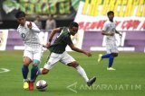 Pesepak bola Persebaya Surabaya Oktafianus Fernando (kanan) berebut bola dengan pesepak bola PSIS Semarang M.Yunus (kiri) dalam pertandingan uji coba di Gelora Bung Tomo (GBT) Surabaya, Jawa Timur, Minggu (19/3). Persebaya Surabaya menang atas PSIS Semarang dengan skor 1-0. Antara Jatim/M Risyal Hidayat/zk/17