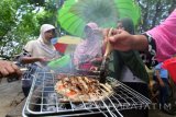 Sejumlah warga pesisir mengikuti pelatihan pembuatan kuliner ikan bakar di Pantai Pulau Santen, Banyuwangi, Jawa Timur, Senin (20/3). Pelatihan kuliner oleh Dinas Perikanan tersebut bertujuan untuk memberdayakan masyarakat sekitar agar ikut serta dalam mengembangkan sektor pariwisata. Antara Jatim/Budi Candra Setya/zk/17.