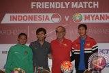 Pelatih Timnas Indonesia U-22 Luis Milla (kedua kiri), pesepak bola Timnas Indonesia Evan Dimas (kiri), pelatih Timnas Myanmar Gerd Zeise (kedua kanan) dan pesepak bola Timnas Myanmar Than Paing berfoto bersama seusai menggelar jumpa pers di Sentul, Bogor, Jawa Barat, Senin (20/3). Timnas Indonesia U-22 akan menjalani pertandingan persahabatan dengan Timnas Myanmar pada Selasa (21/3) pukul 16.00 WIB. ANTARA FOTO/Sigid Kurniawan/wdy/17.