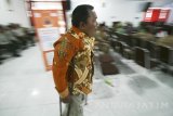 Seorang warga penyandang disabilitas menghadiri pelatihan tanggap bencana yang diselenggarakan oleh Badan Penanggulangan Bencana Daerah (BPBD) di Balai Kota Kediri, Jawa Timur, Senin (20/3). Kegiatan edukasi cara penyelamatan diri bagi penyandang disabilitas sekaligus pelatihan efakuasi bagi relawan tersebut bertujuan mewujudkan daerah tanggap bencana guna mengantisipasi adanya korban jiwa apabila terjadi bencana alam. Antara Jatim/Prasetia Fauzani/zk/17