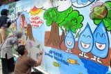 Sejumlah peserta mengikuti Festival Mural dan Grafiti di Kampung Seseupan RW 08, Desa Bendungan, Ciawi, Kabupaten Bogor, Jawa Barat, Minggu (19/3). Festival yang diikuti puluhan peserta dari wilayah Jabodetabek di tembok sepanjang 60 meter untuk memperingati Hari Air Sedunia serta sebagai ajang kreativitas anak muda dan mengurangi vandalisme. (ANTARA FOTO/Arif Firmansyah/foc/17).
