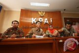 Ketua Komisi Perlindungan Anak Indonesia (KPAI), Asrorun Niam (kedua kiri) bersama Wakil Ketua Komisi Perlindungan Anak Indonesia (KPAI), Susanto (kiri), Perwakilan Kementerian Sosial, Puji Astuti (kedua kanan), dan Kepala Bidang Pemenuhan Hak Anak Lembaga Perlindungan Anak (LPA) Indonesia, Reza Indragiri Amriel (kanan) memberikan keterangan kepada wartawan usai 'case conference' atas penanganan kasus cyber pornografi pada media sosial 'Facebook' di Jakarta, Selasa (21/3). Dalam 'case conference' tersebut KPAI meminta Polda Metro Jaya untuk mengidentifikasi dan melakukan penyelidikan secara mendalam terhadap kasus cyber pornografi 'Official Loli Candy's Group' pada media sosial 'Facebook'. ANTARA FOTO/Rivan Awal Lingga/wdy/17.