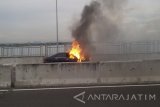 Sebuah mobil Toyota Camry terbakar di Jembatan Suramadu, Surabaya, Jawa TImur, Selasa (21/3). Tidak ada korban jiwa dalam peristiwa yang belum diketahui penyebabnya kebakarannya mobil tersebut. Antara Jatim/Abd Aziz/zk/17