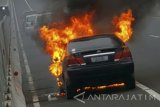 Sebuah mobil Toyota Camry terbakar di Jembatan Suramadu, Surabaya, Jawa TImur, Selasa (21/3). Tidak ada korban jiwa dalam peristiwa yang belum diketahui penyebabnya kebakarannya mobil tersebut. Antara Jatim/Abd Aziz/zk/17