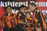 Ketua Umum Majelis Pimpinan Nasional (MPN) PP Japto Soerjosoemarno (kedua kiri) menerima cinderamata dari Ketua Majelis Pimpinan Wilayah (MPW) Pemuda Pancasila Jatim La Nyalla Mahmud Mattalitti (kanan) disela-sela Musyawarah Wilayah (Muswil) Majelis Pimpinan Wilayah (MPW) Pemuda Pancasila Jawa Timur di JX International Surabaya, Jawa Timur, Selasa (21/3). Antara Jatim/M Risyal Hidayat/zk/17 