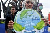 Seorang mashasiswa pecinta alam memegang poster ketika memperingati hari air se-dunia di Sungai Kalimas, Surabaya, Jawa Timur, Rabu (22/3). Peringatan Hari Air Sedunia tersebut digelar dengan tujuan mengajak masyarakat untuk peduli terhadap air sebagai penyangga kehidupan. Antara Jatim/Naufal Ammar/zk/17