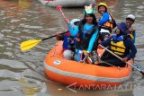 Mashasiswa pecinta alam memperingati hari air se-dunia di Sungai Kalimas, Surabaya, Jawa Timur, Rabu (22/3). Peringatan Hari Air Sedunia tersebut digelar dengan tujuan mengajak masyarakat untuk peduli terhadap air sebagai penyangga kehidupan. Antara Jatim/Naufal Ammar/zk/17