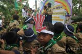 Sejumlah siswa SD Muhammadiyah 24 Surabaya mendengarkan penjelasan tentang bahaya narkoba dari petugas Badan Narkotika Nasional (BNN) Provinsi Jawa Timur di Surabaya, Jawa Timur, Rabu (22/3). Kegiatan tersebut bertujuan untuk memberikan pemahaman sejak dini tentang bahaya narkoba. Antara Jatim/Moch Asim/zk/17