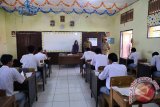 Wakil Bupati Tanah Laut, Kalimantan Selatan H. Sukamta meninjau pelaksanaan USBN, di SMKN 1 Takisung, Selasa (21/3). Foto:Antaranews Kalsel/Arianto/G.