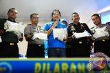 Deputi Badan Narkotika Nasional, Irjen Pol Arman Depari (tiga kanan), didampingi Wakapolda Kalbar, Brigjen Pol Amrin Remico (dua kiri), Dandim 1207/BS kota Pontianak, Kolonel Infanteri Jacky Ariestanto (kiri) dan Kepala Kanwil Dirjen Bea Cukai Kalbar, Saifullah Nasution (dua kanan) memperlihatkan barang bukti sabu hasil tangkapan saat rilis kasus di Kantor BNN Kalbar, Selasa (21/3). Pada Senin (20/3), Tim gabungan dari BNN, TNI, Polri dan Bea Cukai berhasil menggagalkan penyelundupan sebelas kilogram sabu dari Malaysia serta membekuk tiga pelaku asal Kabupaten Sanggau, Kalbar berinisial Wh, Gd dan Gm, dan menembak mati satu pelaku yaitu Apoh karena melakukan perlawanan saat hendak ditangkap. ANTARA FOTO/Jessica Helena Wuysang/17