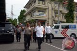 Menteri Pendayagunaan Aparatur Negara dan Reformasi Birokrasi, Asman Abnur (kedua kiri) berbincang dengan Kapolres Gianyar, AKBP Waluya (kedua kanan) saat melakukan inspeksi di Mapolres Gianyar, Bali, Rabu (22/3). Inspeksi tersebut dilakukan untuk meningkatan sistem pelayanan terhadap masyarakat dengan berbasis teknologi informasi. ANTARA FOTO/Wira Suryantala/nym/17.