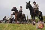 Pasukan berkuda Polda Bali berbaris bersama anggota pengamanan adat Bali atau Pecalang dalam gelar pasukan pengamanan perayaan Hari Nyepi Tahun Baru Saka 1939 di Lapangan Puputan Margarana, Denpasar, Rabu (22/3). Pengamanan perayaan Hari Nyepi di Bali diprioritaskan kepada pengamanan adat masing-masing desa dengan didukung oleh personel TNI dan Polri. ANTARA FOTO/Nyoman Budhiana/i018/2017.