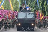 Komandan Korps Marinir (Dankormar) yang baru Mayjen TNI (Mar) Bambang Suswantono (kiri) didampingi istri Keke Bambang Suswantono (kanan) berada diatas kendaraan tempur RM-70 Multi Launch Rocket System (MLRS) kal 122 mm Vampire ketika mengikuti upacara penyambutan oleh prajurit Marinir wilayah timur (Marwiltim) di Bumi Marinir Karangpilang Surabaya, Jawa Timur, Rabu (22/3). Mayjen TNI (Mar) Bambang Suswantono menggantikan pejabat lama Mayjen TNI (Mar) R.M Trusono menjabat sebagai Komandan Sekolah Komando dan Staf (Dansesko) TNI. Antara Jatim/M Risyal Hidayat/zk/17