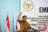 Wakil Ketua MPR RI, Oesman Sapta Odang berbicara saat melakukan Sosialisasi Empat Pilar MPR di Sekolah Usaha Perikanan Menengah Negeri Pontianak (SUPM) di Sungai Rengas, Kabupaten Kubu Raya, Kalbar, Selasa (21/3). Pada kesempatan tersebut, Oesman Sapta mengajak para pemuda yang tengah menjalani pendidikan di SUPM itu untuk lebih menghayati nilai-nilai yang terkandung dalam empat pilar MPR yaitu Pancasila, UUD 1945, Negara Kesatuan RI dan Bhinneka Tunggal Ika. ANTARA FOTO/Jessica Helena Wuysang/17