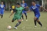 Pesepak bola Persepam Madura Utama (PMU) berusaha menghalangi pergerakan pesepakbola lokal (kiri) saat uji coba di Lapangan Kowel, Pamekasan, Jawa Timur, Rabu (22/3). Uji coba tersebut sebagai pesiapan pertandingan trofeo Persegres Gresik yang rencananya akan diikuti PMU, Perseru Serui dan Persegres sebagai tuan rumah dalam pekan ini. Antara Jatim/Saiful Bahri/zk/17