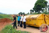 Plt Sekdakab Tanah Laut, Kalimantn Selatan H. Syahrian Nurdi bersama Asisten II Bidang Ekonomi Pembangunan dan Kesra H Noor Ifansyah,  Kepala Dinas Perumahan Rakyat Kawasan Permukiman dan Lingkungan Hidup Tanah Laut Riyadi mengunjungi TPA Bakunci, Pasar dan Terminal, Rabu (22/3). Foto:Antaranews Kalsel/Arianto/G.