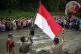 Mahasiswa Pecinta Alam (Mapala) saat melaksanakan upacara bendera di kawasan Geo Heritage Lava Bantal, Berbah, Sleman, DI Yogyakarta, Rabu (22/3/17). Kegiatan yang digelar oleh Sekretariat Bersama (Sekber) Perhimpunan Pecinta Alam (PPA) Yogyakarta itu dalam rangka memperingati Hari Air Sedunia 2017 serta pemberdayaan masyarakat sekitar aliran sungai opak untuk menjaga kelestarian lingkungan. (ANTARA FOTO/Hendra Nurdiyansyah/Dok). 
