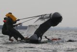 Penerbang dan awak pesawat udara Puspenerbal berlatih membalikkan perahu karet saat latihan bertahan hidup di pantai Gatel, Situbondo, Jawa Timur, Rabu (22/3). Latihan survival itu bertujuan untuk meningkatkan keterampilan dan kemampuan beradaptasi dalam mempertahankan hidup bila terjadi pendaratan darurat pesawat di air. Antara Jatim/Didik Suhartono/zk/17 
