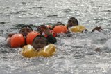 Penerbang dan awak pesawat udara Puspenerbal berlatih fisik saat  latihan bertahan hidup di pantai Gatel, Situbondo, Jawa Timur, Rabu (22/3). Latihan survival itu bertujuan untuk meningkatkan keterampilan dan kemampuan beradaptasi dalam mempertahankan hidup bila terjadi pendaratan darurat pesawat di air. Antara Jatim/Didik Suhartono/zk/17 