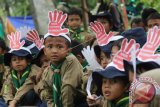 Sejumlah siswa SD Muhammadiyah 24 Surabaya saat mendengarkan penjelasan tentang bahaya narkoba dari petugas Badan Narkotika Nasional (BNN) Provinsi Jawa Timur di Surabaya, Jawa Timur, Rabu (22/3/17). Kegiatan tersebut bertujuan untuk memberikan pemahaman sejak dini tentang bahaya narkoba. (ANTARA FOTO/Moch Asim/Dok). 