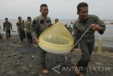  Penerbang dan awak pesawat udara Puspenerbal berlatih menggunakan alat perubah air laut menjadi air tawar atau 'Sollar Still' saat latihan bertahan hidup di tepian pantai Gatel, Situbondo, Jawa Timur, Rabu (22/3). Latihan tersebut bertujuan untuk meningkatkan keterampilan dan kemampuan beradaptasi dalam mempertahankan hidup bila terjadi pendaratan darurat pesawat di air. Antara Jatim/Didik Suhartono/zk/17 